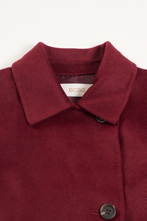 [25WT] 벨티드 핸드메이드 코트는 다크 레드와 블랙 컬러로 출시된 여성용 코트입니다. 가을과 겨울에 어울리는 두꺼운 두께감의 롱 기장 코트로, 클래식하고 엘레강스한 스타일을 연출합니다. 부드러운 촉감의 폴리에스테르, 울, 아크릴, 레이온, 나일론 혼방 소재로 제작되었으며, 싱글 버튼 여밈과 벨트 디테일이 특징입니다. 레귤러 핏으로 허리 라인을 강조하여 여성스러운 실루엣을 완성하며, 오피스룩, 모임룩, 겨울 데일리룩 등 다양한 TPO에 활용 가능합니다. 미니멀하고 시크한 스타일을 선호하는 고객에게 추천합니다.
