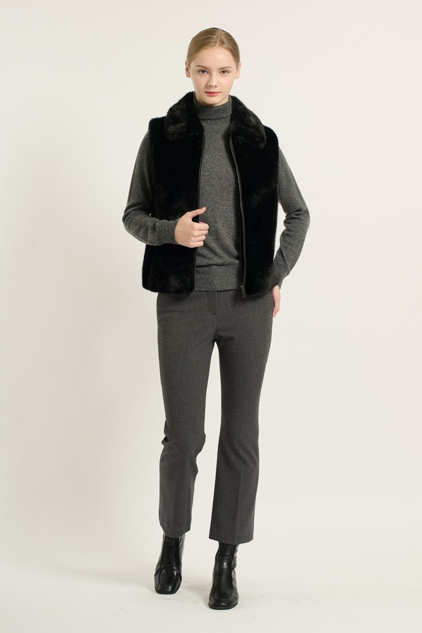 [25WT] 페이크 퍼 베스트 - BLACK B5D9I97199는 부드러운 촉감과 뛰어난 보온성을 자랑하는 여성용 페이크 퍼 베스트입니다. 슬림핏 디자인과 크롭 기장으로 세련된 스타일을 연출하며, 전면 지퍼 디테일로 포인트를 더했습니다. 블랙 컬러의 무지 패턴으로 어떤 룩에도 쉽게 매치할 수 있으며, 가을, 겨울철 데일리룩, 모임룩, 데이트룩 등 다양한 TPO에 활용하기 좋습니다. 폴리에스터 소재의 안감과 두꺼운 두께감으로 따뜻함을 선사하며, 미니멀, 클래식, 시크 스타일을 즐기는 여성에게 추천합니다. 민소매 디자인으로 레이어드하여 더욱 멋스럽게 연출할 수 있습니다.
