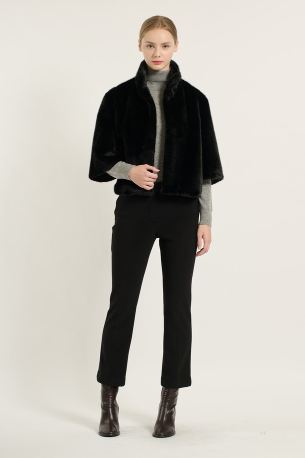 [25WT] 하이넥 페이크 퍼 재킷 - BLACK B5D9I97299는 겨울철 시크하고 우아한 스타일을 연출해 줄 여성용 하이넥 페이크 퍼 재킷입니다. 부드러운 촉감의 폴리에스터 소재로 제작되어 뛰어난 보온성을 자랑하며, 숏 기장과 자연스러운 핏으로 편안한 착용감을 선사합니다. 블랙과 실버 두 가지 컬러로 출시되어 다양한 룩에 매치하기 용이하며, 무지 디자인과 양옆 포켓, 그리고 세심한 마감 처리로 고급스러운 분위기를 더했습니다. 겨울 데일리룩, 모임룩, 파티룩 등 TPO에 맞춰 시크하고 클래식한 스타일을 완성해보세요.
