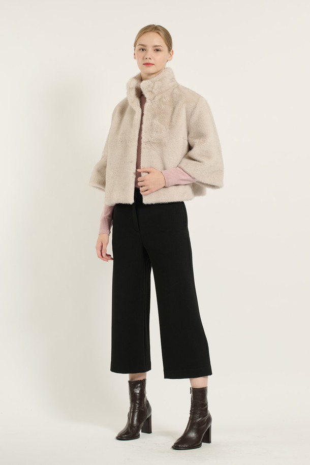 세련되고 우아한 무드의 여성용 [25WT] 하이넥 페이크 퍼 재킷 - SILVER B5D9I97209입니다. 부드러운 촉감의 두꺼운 폴리에스테르 소재로 제작되어 겨울철 보온성을 높여줍니다. 하이넥 디자인과 히든 버튼 여밈 방식으로 깔끔한 실루엣을 연출하며, 세미 오버핏으로 편안하게 착용 가능합니다. 실버와 블랙 두 가지 컬러로 출시되어 다양한 스타일 연출이 가능하며, 일상, 데이트, 모임 등 다양한 TPO에 활용하기 좋습니다. 내부에는 폴리에스터 안감이 덧대어져 있으며, 긴 소매 기장과 실용적인 주머니 디테일로 편의성을 더했습니다.
