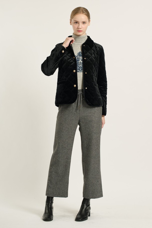 세련된 무드의 [25WT] 벨벳 퀼팅 점퍼 - BLACK B5D9R13499입니다. 부드러운 촉감의 벨벳 소재와 퀼팅 패턴이 어우러져 클래식하면서도 시크한 스타일을 연출합니다. 겨울철 일상, 모임, 오피스룩에 모두 잘 어울리는 활용도 높은 아이템입니다. 적당한 두께감으로 따뜻함을 제공하며, 벨벳 안감과 버튼 디테일이 고급스러움을 더합니다. 긴 소매 기장과 레귤러핏으로 편안한 착용감을 선사합니다.
