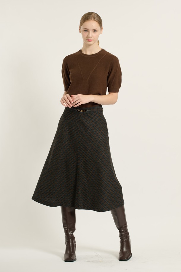 [25WT] 훌 체크 스커트 - DARK KHAKI B5D9S20283는 여성스러운 실루엣을 연출하는 다크 카키 컬러의 체크 스커트입니다. 가을, 겨울 시즌에 어울리는 중간 두께의 플레어 A라인 스커트로, 우아하고 클래식한 스타일을 제안합니다. 폴리에스터와 모 혼방 소재로 제작되어 편안함과 고급스러운 분위기를 동시에 느낄 수 있습니다. 허리 부분의 섬세한 디테일과 다리 라인을 아름답게 강조하는 디자인이 특징입니다. 오피스룩, 모임룩, 가을 나들이룩 등 다양한 TPO에 활용 가능한 미디 스커트입니다.
