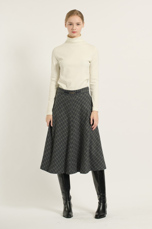 [25WT] 훌 체크 스커트 - M GRAY (B5D9S20216)는 여성스러운 무드를 연출하는 훌 스커트입니다. M GRAY 색상의 체크 패턴으로, 겨울철 데일리룩, 모임룩, 데이트룩 등 다양한 TPO에 활용하기 좋습니다. 부드러운 촉감의 폴리에스터, 모 혼방 소재로 제작되었으며, 허리선의 슬림한 벨트 디테일과 자연스럽게 퍼지는 A라인/플레어 실루엣이 특징입니다. 슬림 핏으로 우아하고 여성스러운 스타일을 완성하며, 다양한 상의와 매치하여 클래식, 미니멀, 로맨틱 스타일을 연출할 수 있습니다. 두께감 있는 소재로 따뜻하게 착용 가능하며, 편안한 착용감을 선사합니다.
