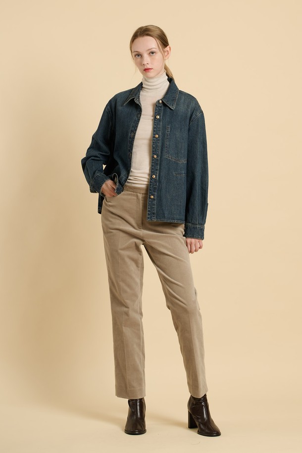 다크 블루 컬러의 [25WT] 포켓 포인트 데님 블라우스입니다. 면 소재로 제작되어 부드러운 촉감을 선사하며, 레귤러핏과 긴 소매 기장으로 편안하게 착용할 수 있습니다. 심플한 디자인에 포켓 디테일이 더해져 캐주얼한 매력을 더하며, 카라넥과 버튼 클로징으로 클래식한 무드를 연출합니다. 봄, 가을 시즌에 출근룩 또는 데이트룩 등 다양한 TPO에 맞춰 스타일리시하게 연출해보세요. 베이직하면서도 세련된 디자인으로 미니멀한 스타일을 즐기는 여성분들에게 추천합니다.
