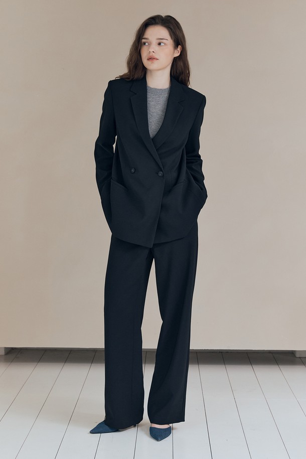 [25FA] 더블브레스티드 재킷 - BLACK A5F8J12299는 여성 고객을 위한 아우터 상품입니다. 모던, 클래식, 엘레강스 스타일을 추구하는 분들께 적합하며, 일상, 오피스룩, 출근룩, 모임룩 등 다양한 TPO에 활용할 수 있습니다. 레귤러핏의 블랙 컬러, 무지 패턴의 더블버튼 디자인으로 시크하고 미니멀한 스타일을 연출합니다. 폴리에스테르와 폴리우레탄 혼방 소재로 제작되어 부드러운 촉감을 선사하며, 가을 시즌에 적합한 두께감입니다. 클린한 숄더라인, 버튼 강조, 이너 레이어링 디테일, 세트업 가능한 점이 특징입니다.
