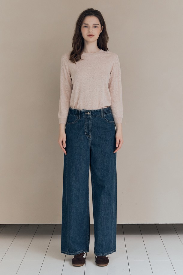 [25FA] 와이드레그 데님 팬츠 - DARK BLUE A5F8P35954는 여성용 데님 팬츠입니다. 짙은 다크 블루 컬러의 무지 면 소재로 제작되어 가을에 적합하며, 클래식한 스타일을 연출합니다. 하이웨스트 디자인과 와이드핏으로 현대적인 실루엣을 강조하며, 세련된 디자인이 돋보입니다. 가을 나들이룩이나 데이트룩에 매치하여, 미니멀하고 시크한 스타일을 완성해보세요.
