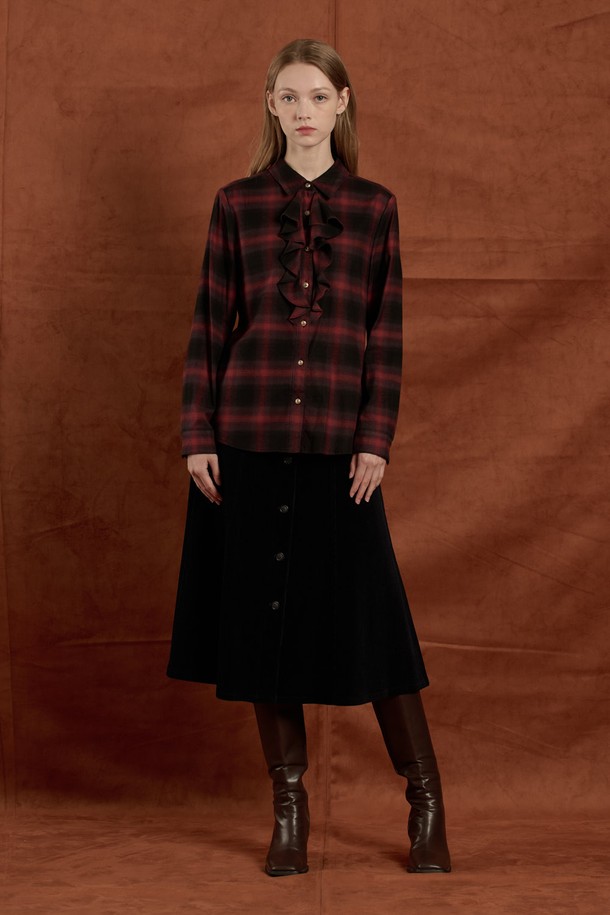 [25WT] 러플 체크 블라우스 - RED B5W9B40224는 여성용 블라우스로, 클래식하고 페미닌한 스타일을 연출합니다. 레드와 카키 두 가지 컬러로 출시되었으며, 면과 레이온 혼방 소재로 제작되어 부드러운 촉감을 선사합니다. 라운드넥에 긴 소매, 레귤러핏, 레귤러 기장으로 디자인되었으며, 체크 패턴과 러플 디테일이 특징입니다. 데이트룩, 카페룩, 모임룩 등 다양한 TPO에 미니멀, 클래식, 로맨틱 스타일로 연출할 수 있으며, 다양한 하의와 레이어드하여 사계절 내내 활용 가능합니다.
