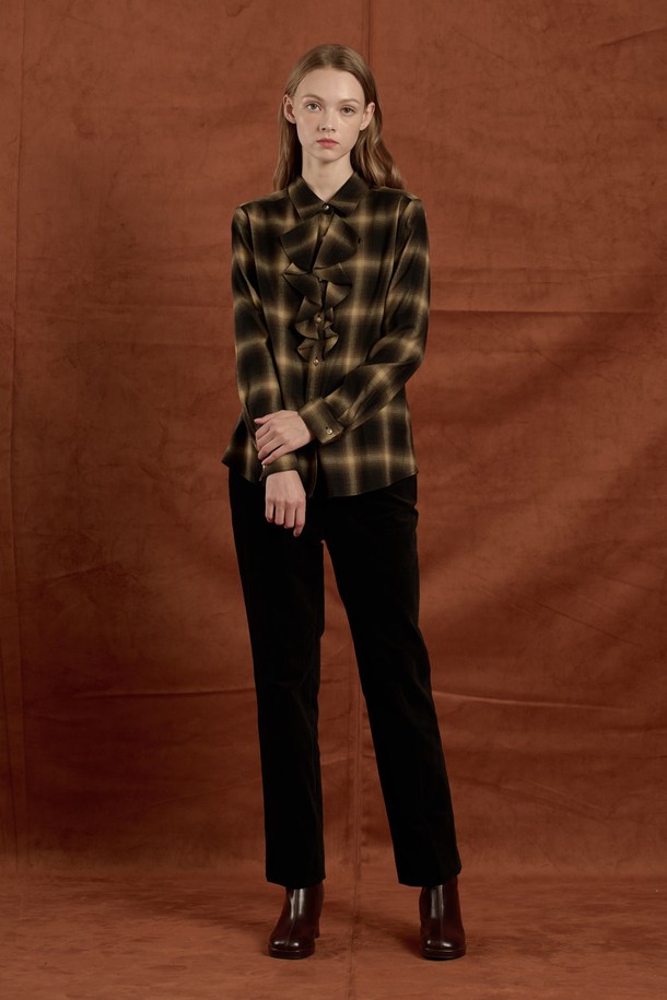 [25WT] 러플 체크 블라우스 - KHAKI B5W9B40245는 가을, 겨울 시즌에 어울리는 여성 블라우스입니다. 클래식한 무드의 카키 컬러 체크 패턴이 돋보이며, 라운드넥과 긴 소매, 레귤러핏으로 디자인되었습니다. 부드러운 면과 레이온 혼방 소재로 제작되어 간편한 착용감을 선사하며, 두꺼운 두께감으로 따뜻하게 입을 수 있습니다. 러플 디테일과 버튼 장식이 여성스러운 포인트를 더하며, 단독 또는 레이어드 스타일링 모두 활용 가능합니다. 가을 나들이룩, 겨울 데일리룩, 모임룩 등 다양한 TPO에 맞춰 클래식, 미니멀, 캐주얼 스타일로 연출해보세요.
