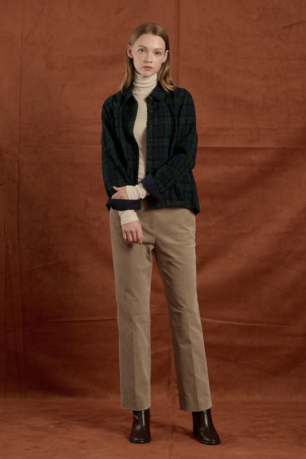 세련된 그린 체크 패턴이 돋보이는 [25WT] 울 체크 블라우스입니다. 여성스러운 실루엣을 연출하며, 가을과 겨울에 따뜻하게 착용하기 좋습니다. 고급스러운 모(wool)와 면 혼방 소재로 제작되어 부드러운 촉감을 선사합니다. 소매와 밑단 디자인으로 포인트를 더해, 오피스룩, 모임룩, 가을 나들이룩 등 다양한 TPO에 활용할 수 있습니다. 클래식하고 미니멀한 스타일을 선호하는 분들께 추천합니다.
