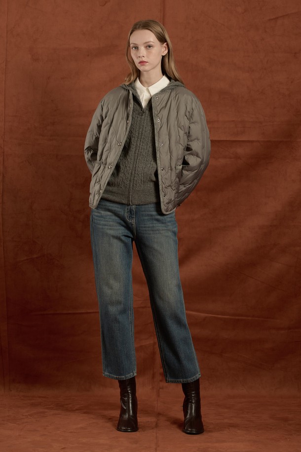 [25WT] 메탈 자수 구스 다운 - LIGHT M GRAY B5W9F80296는 여성용 아우터 구스다운입니다. 겨울철 일상 및 비즈니스 캐주얼에 적합하며, 베이직하고 캐주얼한 스타일을 연출합니다. LIGHT M GRAY 및 DARK BROWN 두 가지 색상으로 출시되었으며, 메탈 자수 포인트와 포켓 디테일이 특징입니다. 구스다운 충전재(솜털 80%, 깃털 20%)를 사용하여 가볍고 따뜻하며, 스트레이트 핏의 레귤러 기장으로 제작되었습니다. 긴 소매와 버튼 여밈 방식의 두꺼운 두께감으로 겨울철 보온성을 높였습니다.
