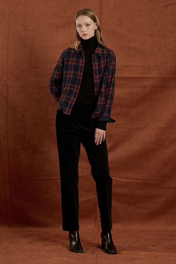 [25WT] 울 체크 블라우스 - NAVY B5W9B41055는 여성용 블라우스로, 가을과 겨울에 어울리는 두꺼운 울 소재의 체크 패턴이 특징입니다. 네이비와 그린 컬러로 출시되었으며, 클래식하고 베이직한 스타일을 연출합니다. 루즈핏으로 편안한 착용감을 제공하며, 긴 소매와 버튼 디테일이 돋보입니다. 일상복, 출근룩, 모임룩 등 다양한 TPO에 활용 가능하며, 아우터로도 활용할 수 있어 보온성을 높였습니다.
