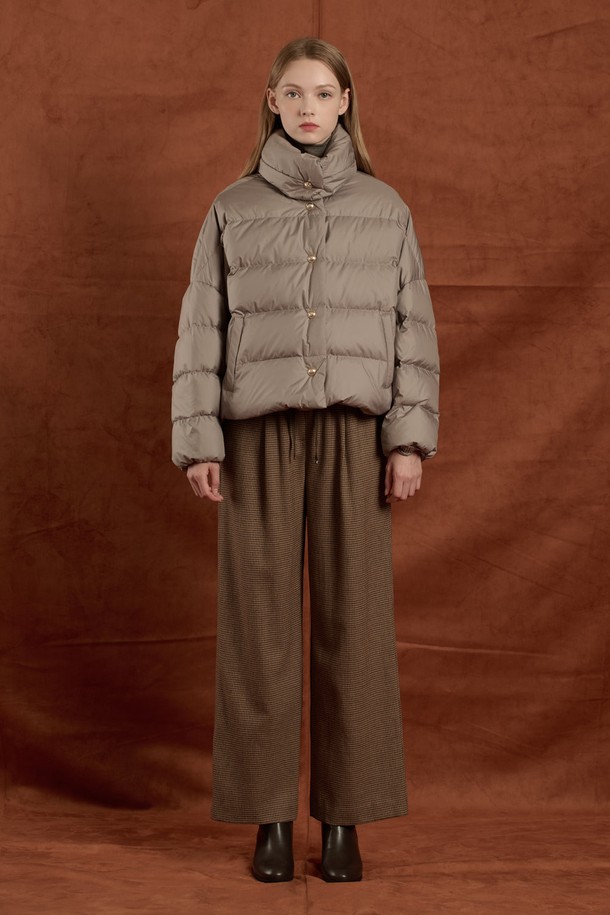 [25WT] 하이넥 구스 다운 - LIGHT KHAKI B5W9F80581은 겨울철 데일리룩에 어울리는 여성용 아우터입니다. 미니멀하고 클래식한 스타일을 추구하며, 은은한 LIGHT KHAKI 컬러가 특징입니다. 하이넥 디자인으로 목을 따뜻하게 감싸주며, 구스다운 충전재(솜털 80%, 깃털 20%)를 사용하여 뛰어난 보온성을 제공합니다. 부드러운 촉감의 폴리에스터 소재로 제작되었으며, 무지 패턴과 레귤러핏으로 깔끔한 실루엣을 연출합니다. 버튼 여밈 방식의 크롭 기장 긴소매 디자인으로, 다양한 스타일링에 활용하기 좋습니다.
