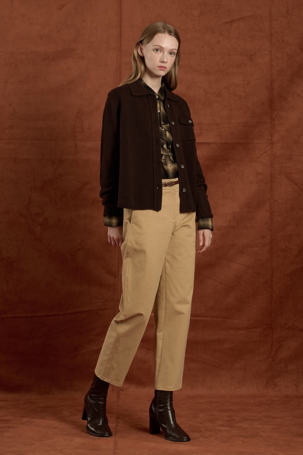 [25WT] 울 셔츠형 니트 가디건 - BROWN B5W9K10574는 여성용 니트 가디건으로, 가을과 겨울에 착용하기 좋습니다. 브라운과 멀티 그레이 컬러로 출시되었으며, 클래식하고 포멀한 스타일을 연출할 수 있습니다. 고급스러운 울 소재로 제작되어 부드러운 촉감을 선사하며, 레귤러 핏과 셔츠 칼라 디자인이 특징입니다. 넉넉한 두께감과 긴 소매 기장으로 따뜻함을 더하며, 포켓과 단추 디테일로 포인트를 주었습니다. 오피스룩, 모임룩, 겨울 데일리룩 등 다양한 TPO에 활용하기 좋은 아이템입니다.
