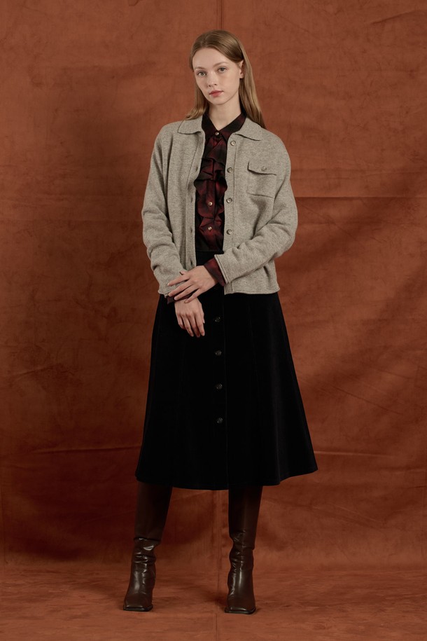 [25WT] 울 셔츠형 니트 가디건 - MULTI M GRAY B5W9K10597는 여성용 상의 니트 가디건입니다. 가을, 겨울 시즌에 어울리는 두꺼운 두께감의 울(모) 100% 소재로 제작되어 부드러운 촉감을 자랑합니다. 셔츠 칼라와 앞 단추 디자인, 왼쪽 가슴 포켓 디테일이 돋보이며, 베이직하고 클래식한 스타일을 연출합니다. 레귤러핏과 긴소매 기장으로 모임룩, 겨울 데일리룩 모두 소화 가능하며, 미니멀하고 클래식한 무드를 선호하는 분들께 추천합니다.
