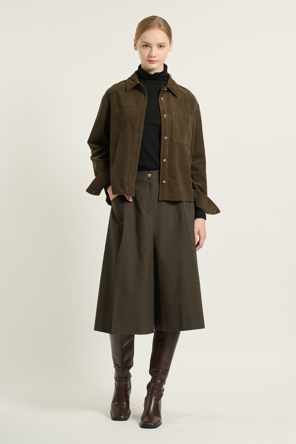 [25WT] 루즈핏 코듀로이 셔츠 - DARK KHAKI B5D9B40183는 넉넉한 루즈핏으로 편안한 착용감을 선사하는 셔츠입니다. 부드러운 촉감의 코듀로이 소재로 제작되어 봄, 가을 시즌에 활용하기 좋으며, 다크 카키 컬러가 세련된 분위기를 더합니다. 베이직하면서도 캐주얼한 스타일로, 출근룩이나 비즈니스 캐주얼, 혹은 캐주얼, 클래식, 미니멀 스타일 연출에도 적합합니다. 긴 소매와 카라 디자인, 그리고 실용적인 포켓 디테일까지 갖춰 활용도를 높였습니다. 두꺼운 두께감으로 보온성을 더했습니다.
