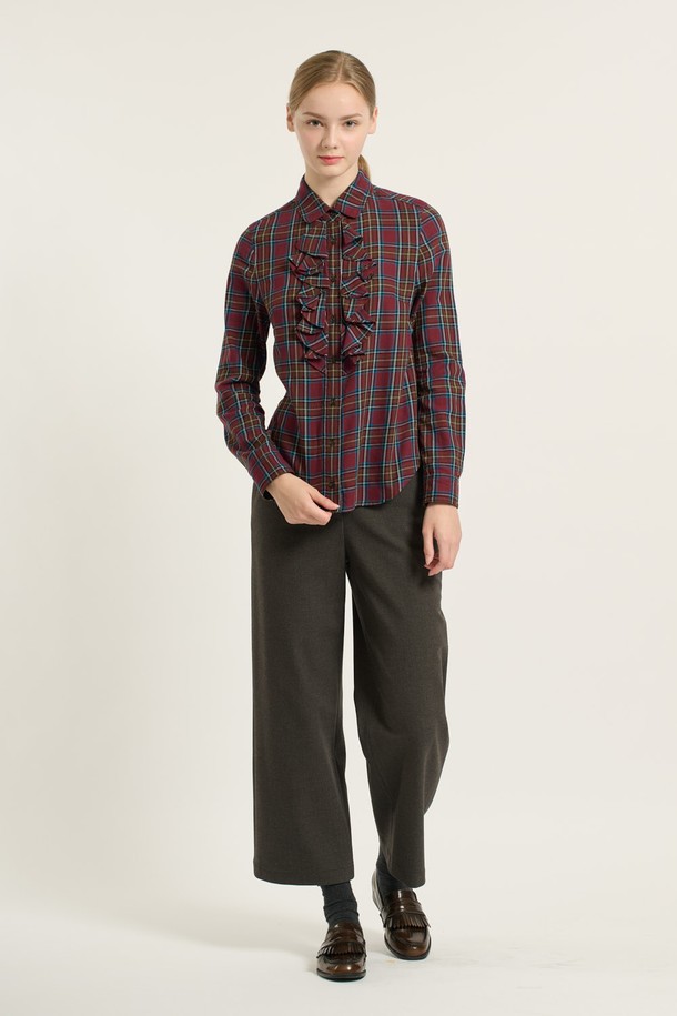 세련된 분위기를 연출하는 [25WT] 체크 훌 셔츠 - 다크 레드는 여성스러움을 강조하는 클래식 스타일의 셔츠입니다. 차이나 칼라와 긴소매 디자인, 레귤러핏으로 제작되어 편안한 착용감을 선사합니다. 가을과 겨울에 어울리는 면 소재로 제작되었으며, 체크 패턴과 프릴 디테일이 돋보입니다. 오피스룩, 모임룩, 데이트룩 등 다양한 TPO에 활용할 수 있으며, 미니멀, 시크 스타일을 즐기는 분들께 추천합니다. 레귤러 기장으로 어떤 하의와도 잘 어울려 활용도가 높습니다.
