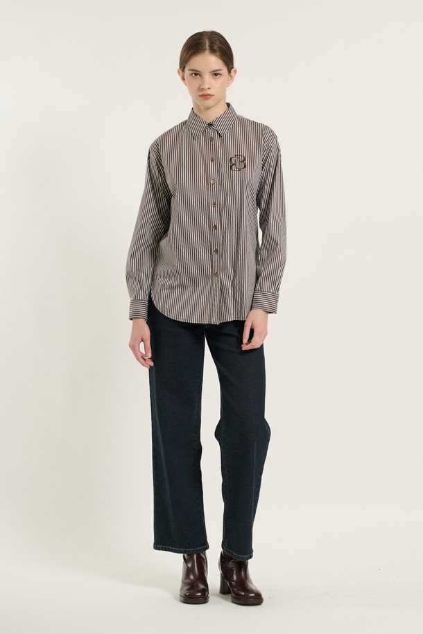 [25WT] 빅로고 스트라이프 셔츠 - BROWN B5D9B40374는 남성용 상의 셔츠로, 베이직하고 캐주얼한 스타일을 연출합니다. 봄, 가을에 적합하며, 레귤러핏과 레귤러 기장으로 편안한 착용감을 제공합니다. 브라운 컬러의 면 소재에 스트라이프 패턴과 빅 로고 디테일이 포인트로 더해졌습니다. 차이나칼라와 긴소매 디자인으로, 캐주얼, 클래식, 미니멀한 스타일을 모두 소화할 수 있습니다.
