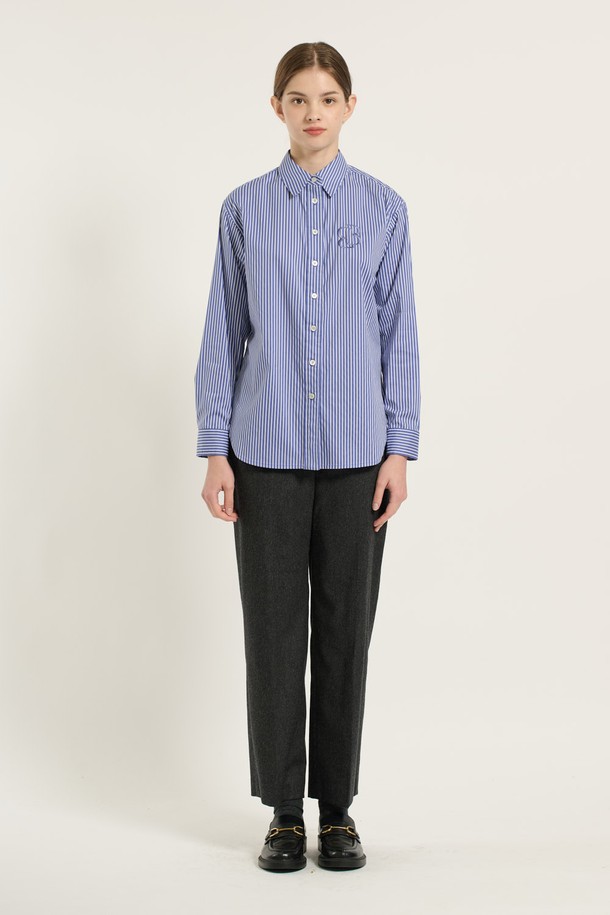 [25WT] 빅로고 스트라이프 셔츠 - M BLUE(블루)는 여성용 셔츠/블라우스입니다. 봄, 여름에 착용하기 좋은 얇은 두께의 면 소재 레귤러핏 셔츠로, 베이직하고 클래식한 스타일을 연출합니다. 차이나칼라, 긴 소매, 버튼 여밈 방식이며, 뻣뻣한 촉감과 빅로고 디테일이 특징입니다. 출근룩, 오피스룩, 비즈니스 캐주얼에 활용하기 좋으며, 클래식하고 미니멀한 스타일을 선호하는 분들께 추천합니다. 스트라이프 패턴과 빅로고 디자인이 돋보이는 셔츠입니다.
