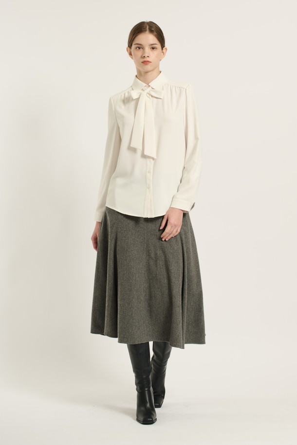 [25WT] 셔츠카라 타이 블라우스 - IVORY B5D9B40413는 여성스러운 실루엣을 연출하는 아이보리 컬러의 블라우스입니다. 셔츠 카라 디자인과 타이 디테일이 클래식하면서도 엘레강스한 분위기를 선사합니다. 봄, 가을 시즌에 적합하며, 레귤러 핏과 긴 소매 기장으로 편안하게 착용할 수 있습니다. 오피스룩, 모임룩, 소개팅룩 등 다양한 TPO에 활용 가능하며, 미니멀, 로맨틱 스타일을 즐기는 분들께 추천합니다. 무지 디자인으로 어떤 하의와도 쉽게 매치할 수 있어 활용도가 높습니다.
