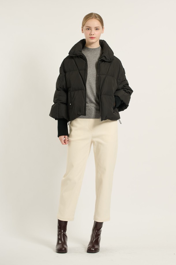 [25WT] 니트 소매 덕 다운 - BLACK B5D9F87699은 겨울철 캐주얼 스타일을 위한 여성용 오버핏 크롭 패딩입니다. 부드러운 촉감의 나일론 소재와 두꺼운 두께로 제작되어 보온성을 높였습니다. 블랙 컬러의 무지 디자인에 니트 소매 디테일이 돋보이며, 집업 스타일로 편안하게 착용 가능합니다. 안감 또한 패딩 처리되어 더욱 따뜻하게 착용할 수 있습니다. 미니멀한 스타일을 선호하는 분들께 추천합니다.
