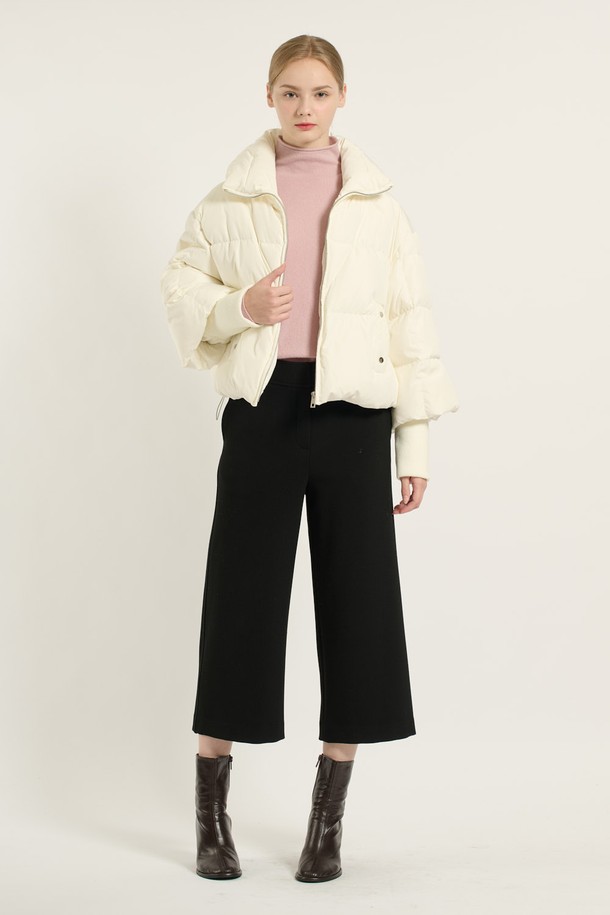 [25WT] 니트 소매 덕 다운 - 아이보리 B5D9F87613는 캐주얼하고 베이직한 스타일의 여성용 덕다운 패딩입니다. 겨울철에 적합하며, 두꺼운 두께감으로 따뜻함을 제공합니다. 부드러운 촉감의 니트 소재 소매가 특징이며, 무지 디자인에 오버핏으로 편안하게 착용할 수 있습니다. 집업 스타일로 간편하게 여밀 수 있으며, 안감은 패딩 처리되어 보온성을 높였습니다. 아이보리 색상으로 다양한 룩에 활용하기 좋습니다.
