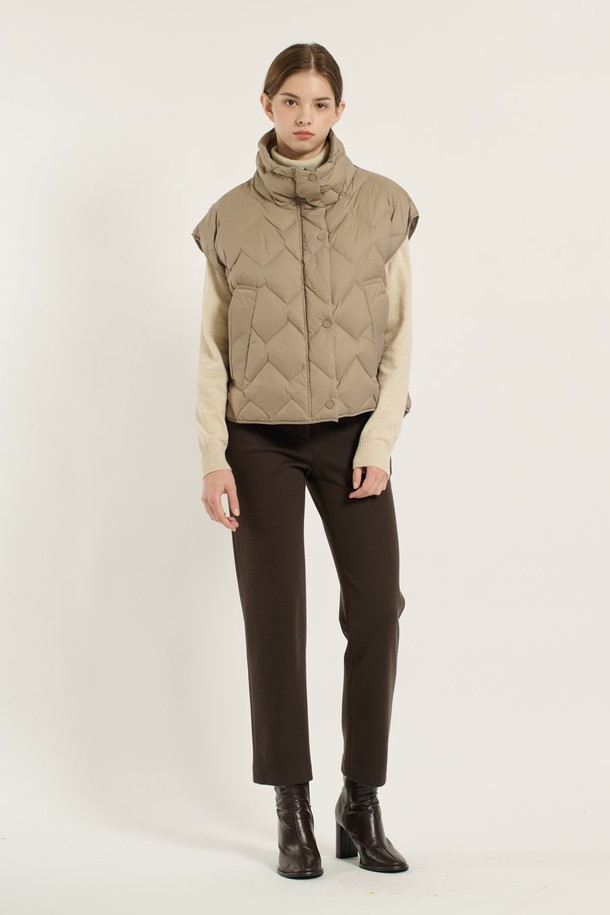 [25WT] 다이아 베스트 덕 다운 - M BEIGE B5D9F87872는 겨울철 캐주얼룩을 위한 여성 베스트입니다. 부드러운 촉감의 덕다운 소재, 두꺼운 두께감으로 따뜻함을 선사하며, 다이아몬드 퀼팅 패턴이 돋보입니다. 크롭 기장에 오버핏으로 디자인되어 편안한 착용감을 제공하며, 하이넥과 집업 여밈 방식으로 보온성을 높였습니다. 캠핑룩, 미니멀, 클래식 스타일 연출에 활용하기 좋습니다. 베이지 컬러로 다양한 겨울 스타일링에 매치하기 용이합니다.
