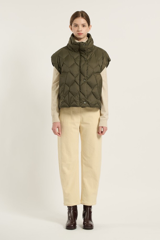 [25WT] 다이아 베스트 덕 다운 - KHAKI B5D9F87845는 여성용 캐주얼 패딩 베스트입니다. 겨울철에 적합하며, 부드러운 촉감의 덕다운 충전재와 두꺼운 두께로 따뜻함을 제공합니다. 카키색 무지 디자인에 레귤러핏과 레귤러 기장으로 제작되었으며, 퀄팅 디자인이 특징입니다. 스냅 여밈 방식으로 간편하게 착용할 수 있으며, 민소매 스타일로 레이어드 연출에 용이합니다. 캐주얼, 미니멀, 클래식 스타일을 선호하는 고객에게 적합합니다.
