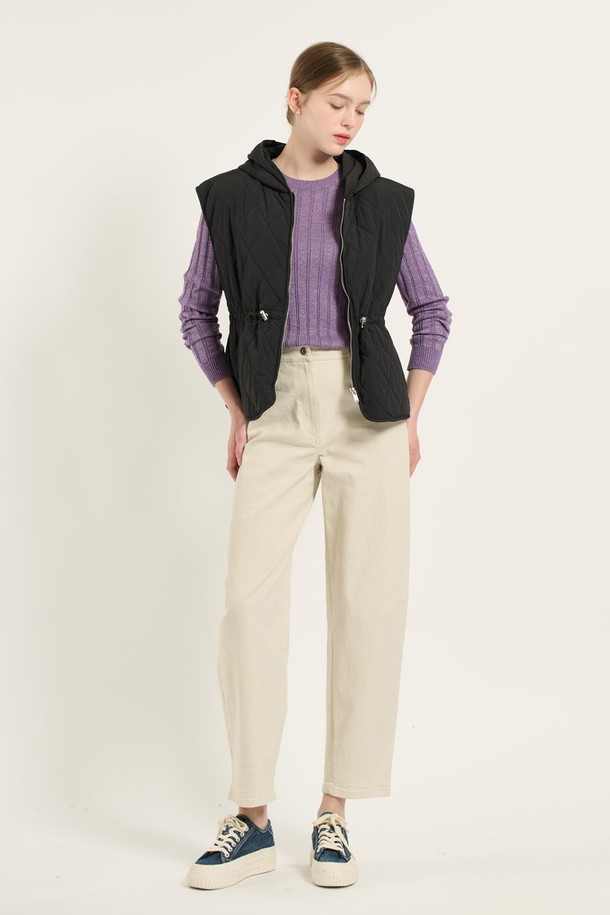 [25WT] 스트링 후드 퀼팅 베스트 - BLACK B5D9G17199는 가을, 겨울철에 따뜻하게 착용할 수 있는 여성용 베스트입니다. 블랙 색상의 퀼팅 패턴으로 캐주얼하고 스포티한 스타일을 연출하며, 레귤러 핏으로 편안하게 착용 가능합니다. 부드러운 폴리에스테르 소재로 제작되어 촉감이 좋으며, 두꺼운 두께감으로 보온성을 높였습니다. 후드 디자인과 스트링 디테일로 포인트를 더하여 산책룩, 캠핑룩 등 다양한 TPO에 활용하기 좋습니다. 민소매 디자인으로 활동성을 높였으며, 미니멀한 스타일을 선호하는 분들께 추천합니다.
