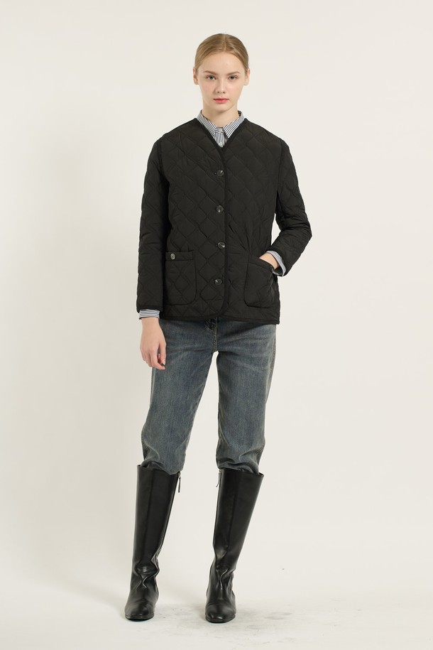 [25WT] 브이넥 바인딩 퀼팅 - BLACK B5D9G87699는 여성용 아우터 점퍼입니다. 가을과 겨울에 적합하며, 베이직하고 캐주얼한 스타일을 연출할 수 있습니다. 블랙 색상의 퀼팅 패턴, 레귤러 기장의 두꺼운 두께감으로 따뜻함을 더합니다. 브이넥 디자인과 버튼 여밈 방식, 레귤러 핏으로 편안하게 착용할 수 있으며, 바인딩 디테일이 특징입니다. 캐주얼, 클래식, 미니멀 무드를 즐기는 분들께 추천합니다.
