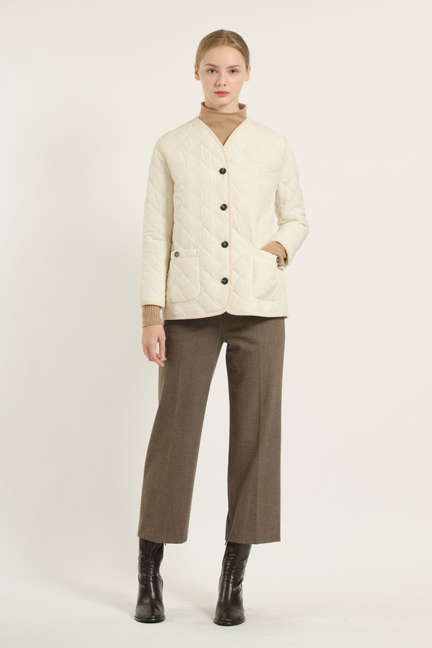 아이보리 컬러의 [25WT] 브이넥 바인딩 퀼팅 점퍼입니다. 가을과 겨울에 착용하기 좋은 두꺼운 두께감으로, 캐주얼하고 베이직한 스타일을 연출합니다. 크롭 기장에 7부 소매, 브이넥 디자인과 바인딩 디테일이 특징입니다. 레귤러핏으로 편안하게 착용 가능하며, 퀼팅 패턴이 돋보입니다. 일상복으로 활용하기 좋은 여성 점퍼입니다.
