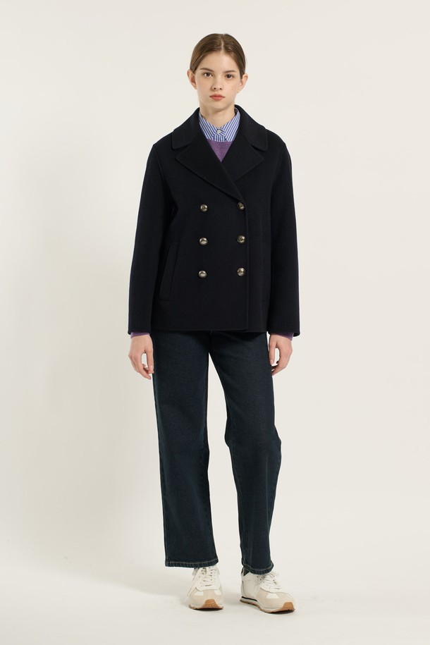 [25WT] 더블 단추 핸드메이드 재킷 - DARK NAVY B5D9H80156는 가을과 겨울, 당신의 품격을 높여줄 여성용 아우터입니다. 다크 네이비 컬러의 무지 디자인으로, 클래식하고 미니멀한 스타일을 연출합니다. 울 소재와 두꺼운 두께감으로 따뜻함을 선사하며, 레귤러핏과 레귤러 기장으로 편안한 착용감을 제공합니다. 더블 버튼 디테일이 돋보이는 핸드메이드 코트로, 오피스룩, 출근룩, 모임룩 등 다양한 TPO에 활용 가능합니다.
