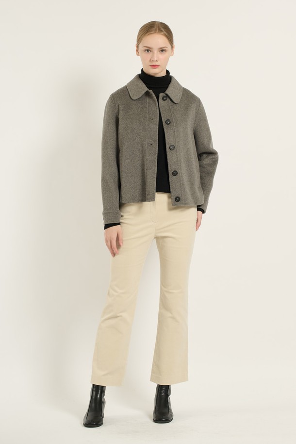 [25WT] 스탠카라 크롭 핸드메이드 재킷은 여성용 아우터로, 가을과 겨울에 착용하기 좋은 두꺼운 울 소재의 재킷입니다. 미니멀하고 클래식한 스타일을 추구하며, 오피스룩, 출근룩, 모임룩에 적합합니다. 그레이 컬러의 무지 패턴으로, 레귤러핏과 스탠카라 디자인, 버튼 여밈 방식, 긴 소매 기장, 크롭 기장이 특징입니다. 핸드메이드 방식으로 제작되어 고급스러운 분위기를 연출하며, 클래식, 미니멀, 시크 스타일을 좋아하는 여성분들께 추천합니다.
