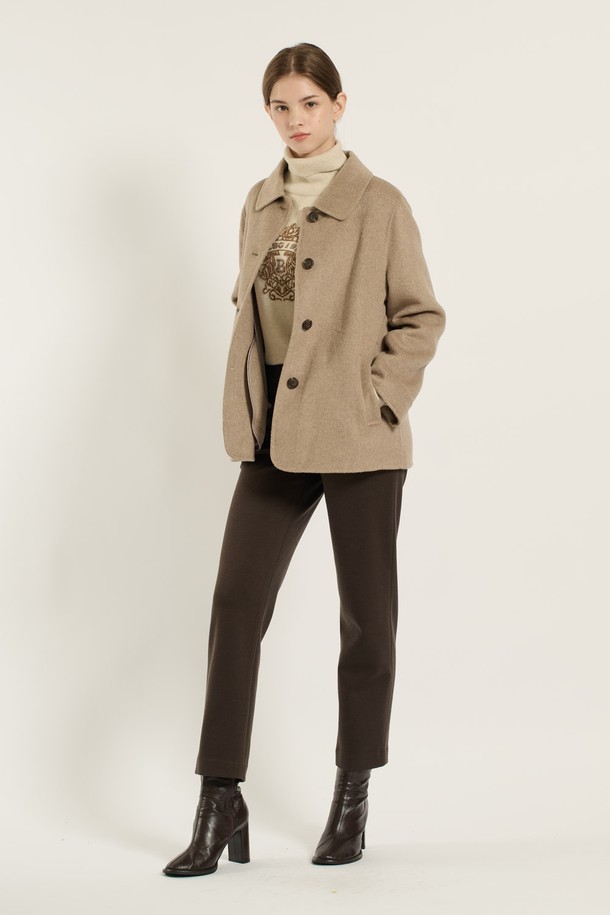 세련된 무드를 연출하는 [25WT] 싱글 브레스트 핸드메이드 하프 코트입니다. 부드러운 촉감의 울 소재로 제작되어 가을, 겨울 시즌에 따뜻하게 착용할 수 있습니다. 베이지 컬러의 무지 디자인과 레귤러핏, 하프 기장으로 미니멀하고 클래식한 스타일을 완성합니다. 싱글 버튼 여밈 방식과 긴 소매 디자인으로 출근룩, 오피스룩, 모임룩 등 다양한 TPO에 활용 가능합니다. 핸드메이드 공법으로 제작되어 높은 퀄리티를 자랑하는 싱글 코트입니다.
