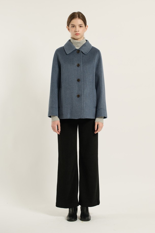 [25WT] 싱글 브레스트 핸드메이드 하프 코트 - M BLUE B5D9H87253는 가을, 겨울 시즌에 어울리는 여성용 하프 코트입니다. 클래식하고 미니멀한 스타일로, 울 소재 특유의 부드러운 촉감과 두꺼운 두께감이 특징입니다. 핸드메이드 방식으로 제작되어 고급스러움을 더하며, 싱글 버튼 여밈 방식으로 깔끔한 실루엣을 연출합니다. 레귤러핏으로 제작되어 편안한 착용감을 제공하며, 출근룩, 오피스룩, 모임룩 등 다양한 TPO에 활용 가능합니다.
