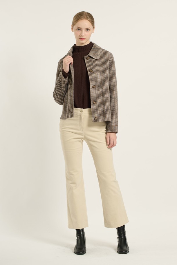 [25WT] 스탠카라 크롭 체크 핸드메이드 재킷은 여성용 아우터로, 가을과 겨울에 착용하기 좋은 두꺼운 울 소재의 재킷입니다. 베이지 컬러에 클래식하고 미니멀한 무드의 체크 패턴이 특징이며, 스탠카라 디자인과 크롭 기장으로 세련된 실루엣을 연출합니다. 핸드메이드 방식으로 제작되어 높은 퀄리티를 자랑하며, 레귤러핏으로 제작되어 편안한 착용감을 제공합니다. 버튼 여밈 방식과 긴 소매 기장으로 오피스룩, 출근룩, 모임룩 등 다양한 TPO에 활용할 수 있습니다.
