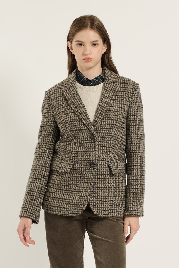 [25WT] 부클 체크 재킷 - M BROWN B5D9J10779는 부드러운 부클 소재로 제작된 여성용 자켓입니다. 브라운 컬러의 클래식한 체크 패턴이 특징이며, 가을과 겨울에 따뜻하게 착용할 수 있습니다. 싱글 버튼 여밈 방식과 테일러드 코트 타입으로, 오피스룩, 출근룩, 모임룩 등 다양한 TPO에 활용 가능합니다. 레귤러핏과 긴 소매 기장으로 편안함을 더했으며, 포켓 디테일이 돋보입니다. 클래식하고 미니멀한 스타일을 연출하기에 좋은 아이템입니다.
