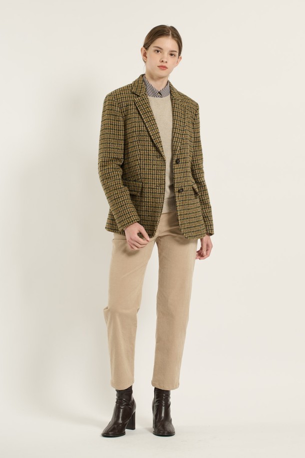 [25WT] 부클 체크 재킷 - MUSTARD B5D9J10733는 가을, 겨울 시즌에 어울리는 여성용 크롭 자켓입니다. 부드러운 촉감의 부클 소재와 두꺼운 두께감으로 따뜻함을 선사하며, 클래식한 무드의 체크 패턴이 특징입니다. 싱글 버튼 여밈 방식과 레귤러 핏으로 편안하게 착용 가능하며, 데이트룩, 모임룩, 출근룩 등 다양한 TPO에 활용할 수 있습니다. 미니멀, 시크 스타일을 즐기는 분들께 추천하며, 긴 소매와 크롭 디자인으로 세련된 실루엣을 연출합니다.
