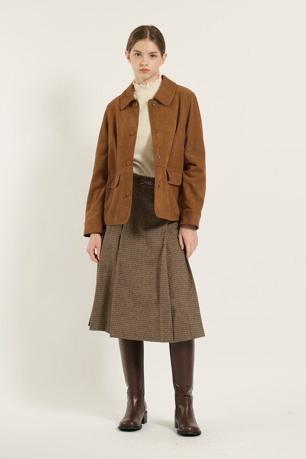 [25WT] 인조 스웨이드 재킷 - CAMEL B5D9J11480은 여성용 자켓으로, 부드러운 촉감의 인조 스웨이드와 인조 가죽 소재로 제작되었습니다. 봄, 가을에 어울리는 얇은 두께의 레귤러핏 테일러드 코트 타입이며, 카멜 컬러의 무지 디자인이 특징입니다. 싱글 버튼 여밈 방식과 긴 소매, 포켓 디테일이 돋보이는 클래식하고 미니멀한 스타일의 재킷입니다. 오피스룩, 출근룩, 모임룩 등 다양한 TPO에 시크하게 매치할 수 있습니다.
