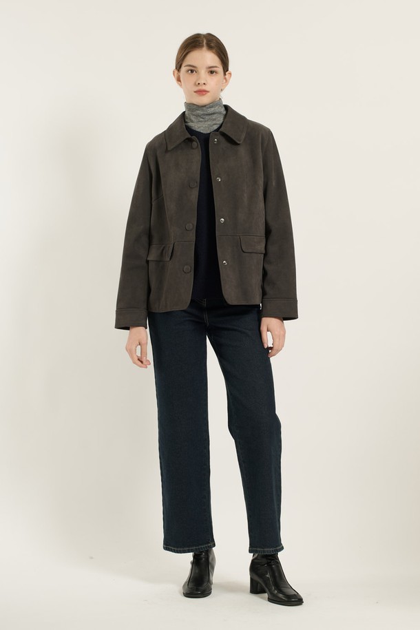 [25WT] 인조 스웨이드 재킷 - DARK GRAY B5D9J11417는 여성용 자켓입니다. 다크 그레이 컬러의 무지 디자인으로, 가을과 겨울에 착용하기 좋은 두꺼운 두께감의 레귤러핏 자켓입니다. 부드러운 촉감의 인조 스웨이드와 인조 가죽 소재를 사용하여 고급스러운 느낌을 줍니다. 싱글 버튼 여밈 방식과 카라 디테일이 돋보이며, 출근룩이나 미니멀, 클래식 스타일 연출에 적합합니다. 긴 소매 기장의 레귤러 기장 자켓입니다.
