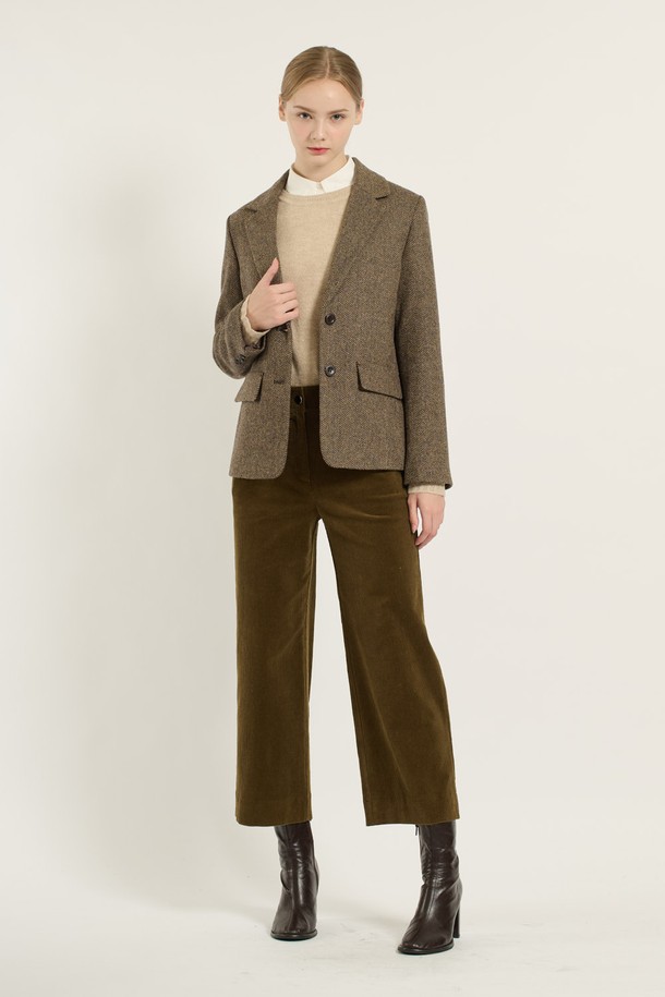 [25WT] 테일러드 투버튼 헤링본 자켓 - DARK BEIGE B5D9J17273는 가을, 겨울 시즌에 어울리는 여성용 테일러드 재킷입니다. 클래식하고 베이직한 스타일의 다크 베이지 컬러 헤링본 패턴으로, 오피스룩, 출근룩, 모임룩 등 다양한 TPO에 활용하기 좋습니다. 울 소재로 제작되어 두꺼운 두께감을 자랑하며, 레귤러 핏과 긴 소매 기장, 투버튼 여밈 방식, 그리고 포켓 디테일이 특징입니다. 크롭 기장으로 세련된 실루엣을 연출하며, 미니멀한 스타일을 선호하는 분들께 추천합니다.