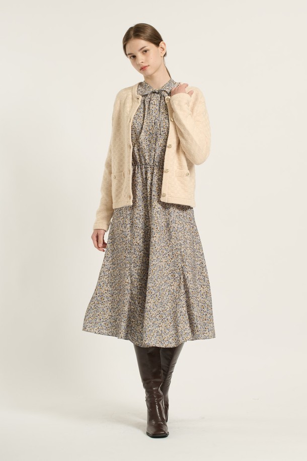 [25WT] 볼륨 텍스쳐 버튼업 가디건 - LIGHT BEIGE (라이트 베이지) B5D9K10171은 여성용 가디건입니다. 부드러운 니트 소재로 제작되어 봄, 가을에 착용하기 좋으며, 중간 두께감으로 편안한 착용감을 선사합니다. 베이직하고 캐주얼한 스타일로, 무지 디자인에 레귤러핏과 레귤러 기장으로 제작되었습니다. 볼륨감 있는 텍스처와 버튼 여밈 방식이 특징이며, 출근룩이나 모임룩 등 다양한 TPO에 활용 가능합니다. 캐주얼, 미니멀, 클래식 스타일을 즐겨 입는 분들께 추천합니다.
