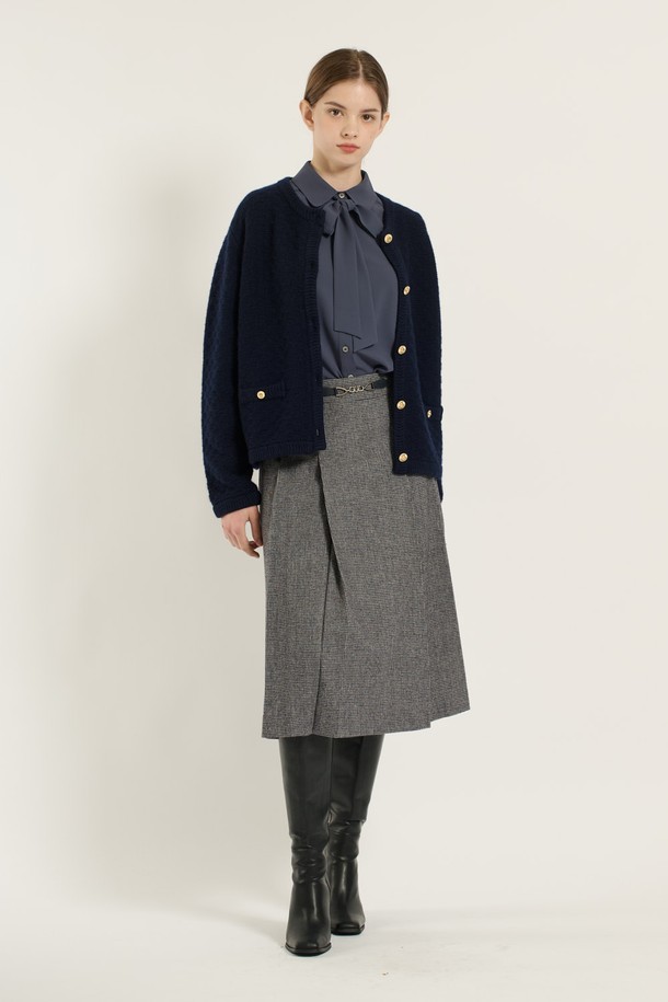 [25WT] 볼륨 텍스쳐 버튼업 가디건 - 다크 네이비 B5D9K10156는 여성용 가을/겨울 의류로, 클래식하고 베이직한 스타일을 연출합니다. 다크 네이비 컬러의 레귤러 핏 가디건으로, 부드러운 니트 소재와 두꺼운 두께감이 특징입니다. 라운드넥 디자인에 긴 소매 기장으로, 볼륨감 있는 텍스처와 버튼 여밈 방식이 돋보입니다. 출근룩, 모임룩, 데이트룩 등 다양한 상황에 활용하기 좋으며, 미니멀하고 캐주얼한 스타일을 연출할 수 있습니다.
