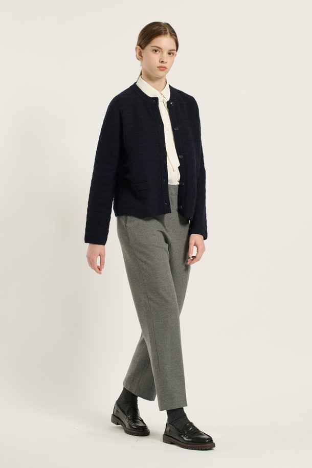 [25WT] 글리터 텍스처 스트라이프 가디건 - DARK NAVY B5D9K10256은 여성용 가디건으로, 다크 네이비 컬러에 글리터 텍스처 스트라이프 패턴이 돋보입니다. 봄, 가을 시즌에 적합하며, 베이직한 스타일을 연출하기 좋습니다. 부드러운 니트 소재로 제작되어 편안한 착용감을 제공하며, 레귤러 핏과 라운드넥 디자인으로 깔끔한 실루엣을 선사합니다. 크롭 기장에 긴 소매 디테일이 더해져 미니멀, 클래식, 캐주얼 룩에 모두 잘 어울립니다.
