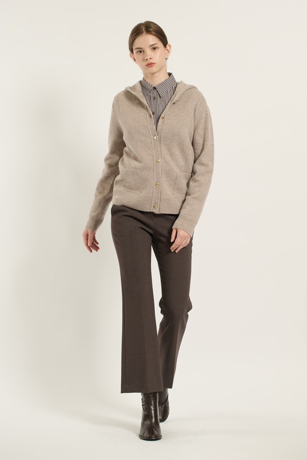 [25WT] 울 버튼 후드 가디건 - DARK BEIGE (B5D9K10373)는 여성용 상의 가디건입니다. 다크 베이지 색상의 울 소재로 제작되어 가을, 겨울에 착용하기 좋습니다. 베이직하고 캐주얼한 스타일로, 레귤러 핏에 긴 소매 기장과 레귤러 기장으로 디자인되었습니다. 후드 디자인과 버튼 여밈 방식으로, 출근룩이나 모임룩에 활용하기 좋으며, 캐주얼, 클래식, 미니멀 스타일을 연출할 수 있습니다. 두꺼운 두께감과 부드러운 촉감으로 편안하게 착용할 수 있습니다.
