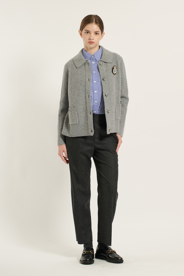 [25WT] 케이블 카라 가디건 - MULTI M GRAY (멀티 M 그레이) B5D9K10897는 여성용 케이블 카라 가디건입니다. 두꺼운 두께감의 니트 소재로 제작되어 가을, 겨울철에 따뜻하게 착용할 수 있습니다. 베이직하고 클래식한 스타일로, 레귤러핏과 레귤러 기장으로 편안한 착용감을 선사합니다. 차분한 그레이 컬러에 멀티 컬러 디테일이 더해져 포인트를 주며, 버튼 여밈 방식으로 간편하게 착용 가능합니다. 출근룩과 모임룩, 그리고 미니멀, 캐주얼, 클래식 스타일을 즐겨 입는 고객에게 추천합니다.
