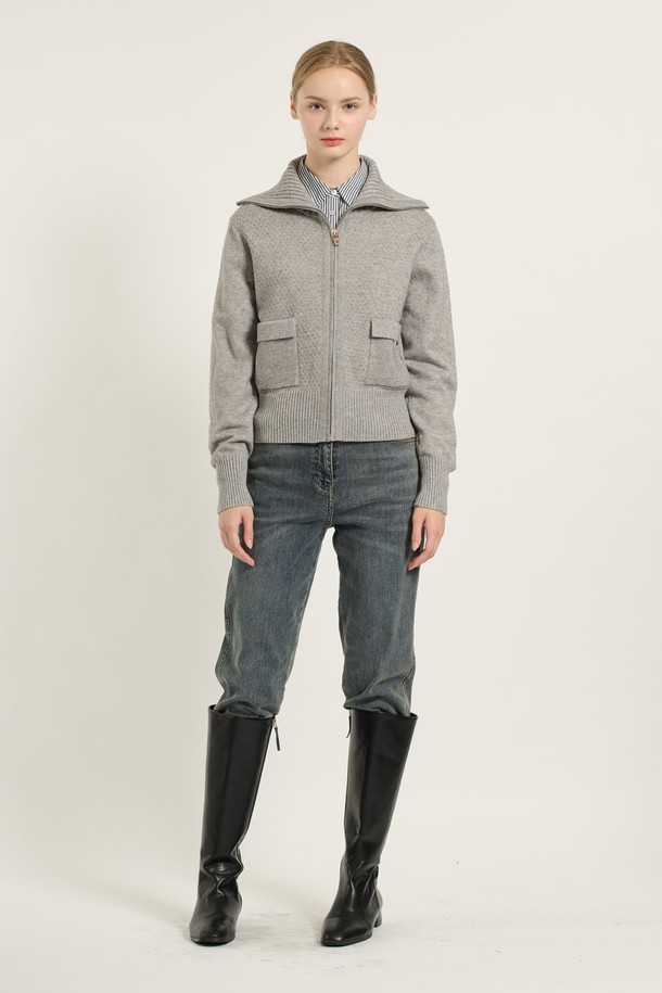 [25WT] 와이드 카라 니트 집업은 여성 의류로, 일상 및 캐주얼 스타일을 위한 니트/스웨터입니다. M GRAY (그레이) 컬러의 레귤러핏 긴소매 디자인으로, 봄, 가을, 겨울 계절에 착용하기 좋습니다. 와이드 카라와 포켓 디테일이 돋보이며, 무지 또는 골지 패턴으로 베이직하면서도 캐주얼한 무드를 연출합니다. 출근룩, 미니멀, 클래식 스타일에도 잘 어울리는 활용도 높은 아이템입니다.
