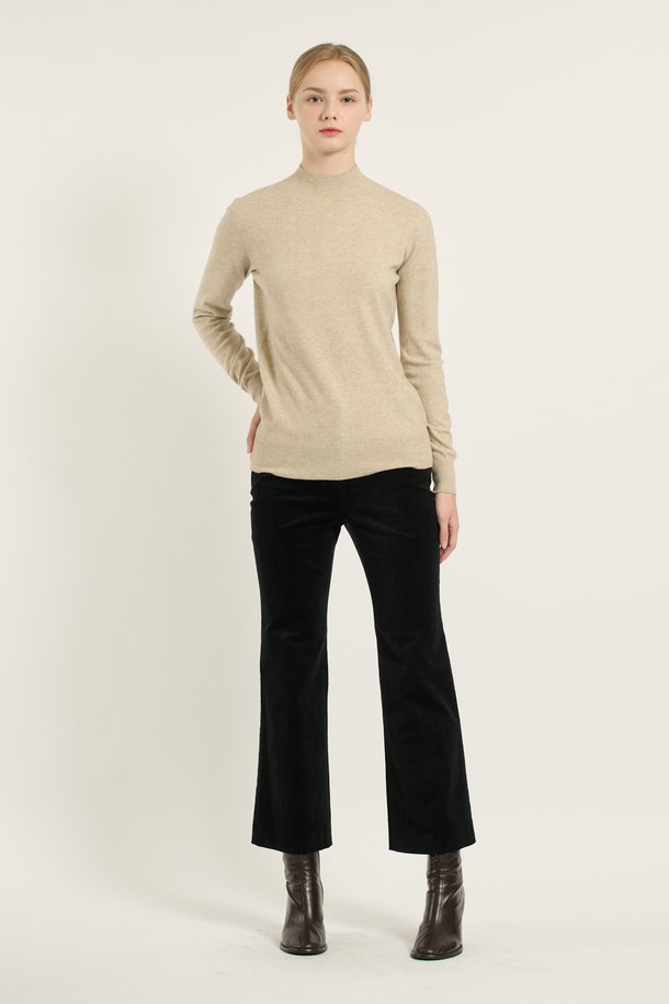 세련된 무드의 여성 [25WT] 반하이넥 니트 - LIGHT BEIGE B5D9K47971입니다. 부드러운 촉감의 폴리에스터, 아크릴, 나일론, 모, 레이온 혼방 소재로 제작되어 가을, 겨울 시즌에 따뜻하게 착용하기 좋습니다. 레귤러핏에 반하이넥 디자인으로 클래식, 모던, 베이직한 스타일을 연출하며, 오피스룩, 출근룩, 모임룩 등 다양한 TPO에 활용 가능합니다. 라이트 베이지, 브라운, 미디엄 그레이, 블랙 4가지 다채로운 컬러로 만나보세요. 골지 패턴으로 포인트를 더했으며, 핏은 레귤러, 소매는 긴 기장입니다.
