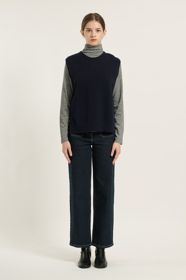 [25WT] 슬릿 디테일 라운드넥 니트 베스트 - DARK NAVY (다크 네이비) B5D9K50156는 여성용 상의 베스트입니다. 모, 면, 울 혼방 소재로 제작되어 부드러운 촉감과 보온성을 제공하며, 라운드넥 디자인과 레귤러핏으로 편안하게 착용할 수 있습니다. 무지 패턴에 슬릿 디테일이 더해져 세련된 느낌을 주는 이 베스트는 봄, 가을, 겨울 모두 활용 가능하며, 일상 및 캐주얼 스타일 모두 연출할 수 있습니다. 민소매 디자인으로 다양한 레이어링이 가능합니다.
