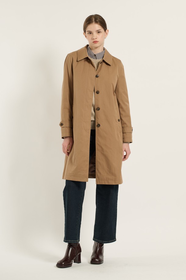[25WT] 클래식 라이너 싱글 트렌치코트 - CAMEL B5D9N70180는 여성 고객을 위한 아우터입니다. 카멜과 카키 브라운 두 가지 색상으로 제공되며, 봄, 가을, 간절기에 입기 좋습니다. 클래식, 캐주얼, 포멀, 모던 스타일을 아우르는 무지 디자인의 롱 기장 트렌치코트입니다. 싱글 버튼 여밈 방식에 슬림핏으로 떨어지며, 라이너가 포함되어 있고 소매 비조 디테일이 돋보입니다. 출근룩과 데이트룩에 모두 잘 어울리는 제품입니다.

