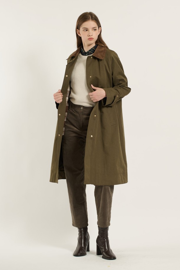 [25WT] 래글런 라이너 트렌치 코트 - KHAKI BROWN B5D9N70285는 클래식, 베이직, 캐주얼 스타일을 아우르는 여성용 트렌치 코트입니다. 카키 브라운, 블랙 두 가지 색상으로 출시되었으며, 봄, 가을, 겨울, 간절기 모두 착용 가능합니다. 무지 패턴에 롱 기장, 래글런 소매 디자인으로 편안한 착용감을 선사하며, 탈부착 라이너가 있어 보온성을 조절할 수 있습니다. 면, 폴리에스터, 나일론 혼방 소재로 제작되었으며, 부드러우면서도 튼튼한 촉감을 느낄 수 있습니다. 싱글 버튼과 스냅 여밈 방식, 히든 버튼 디테일로 깔끔한 디자인을 완성했습니다. 출근룩, 오피스룩, 모임룩 등 다양한 TPO에 활용 가능합니다.
